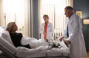 Sarah Marquardt (Alexa Maria Surholt, li.) hat eine neue Herzklappe erhalten und nun treten bei anderen Patient*innen mit diesen Operationen große Probleme auf. Dr. Kathrin Globisch (Andrea Kathrin Loewig, mi.) und Dr. Roland Heilmann (Thomas Rühmann, re.) versuchen Sarah zu beruhigen und ihr die Angst zu nehmen.