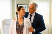 Dr. Nadira Abbas (Yasmina Djaballah) und Prof. Dr. Alexander von Arnstett (Florian Fitz).