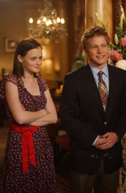 Das gemeinsame Essen mit Rorys (Alexis Bledel, l.) Großeltern, könnte nicht besser laufen. Doch dann startet Logan (Matt Czuchry, r.) eine kleine Aktion, die vor allem Lorelai missfällt ...