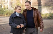 Dr. Ina Schultes (Isabell Gerschke) demenzerkrankter Vater ist aus der Sachsenklinik verschwunden. Sie bittet ihren Ex-Mann Kai Hoffmann (Julian Weigend) um Hilfe.