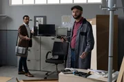Controller Daniel Donato (Paul Brusa, l.) kann nicht fassen, dass Hausmeister Hannes Winkler (Steffen Wolf, r.) noch immer nicht mit dem Aufbau der neuen Schreibtische fertig ist.