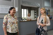 Mitzi Wittmann (Magdalena Müller, r.) trifft auf Frau Grasegger (Ursula Maria Burkhart, l.) und Frau Lange (Sarah Thonig, M.).