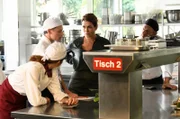Schulleiterin Katharina (Anja Kling) nimmt sich Zeit für ihre Schüler.