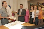 Vor Richard (Karim Köster, 2.v.l.), Kim (Lara-Isabelle Rentinck, 2.v.r.) und Hannah (Laura Osswald, r.) putzt Hugo (Hubertus Regout, l.) Britta (Susanne Berckhemer, 3.v.r.) runter.