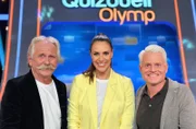 Moderatorin Esther Sedlaczek (M.) mit den Kandidaten des Teams "Karneval": Henning Krautmacher (l.) und Guido Cantz (r.).
