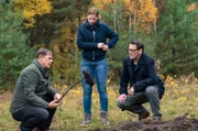 Finn (Sven Martinek, l.), Nina (Julia Schäfle, M.), Lars (Ingo Naujoks, r.) finden ein wichtiges Beweisstück, das sie im aktuellen Fall weiterbringt