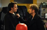 Lex setzt Flori unter Druck, damit dieser nicht zur Polizei geht. Von links: Florian Brunner (Tommy Schwimmer) und Lex (Sebastian Gerold).