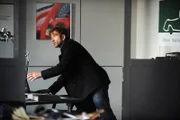 Lex (Sebastian Gerold) hat sich in Mikes Büro geschlichen, um seinen Laptop zu klauen.
