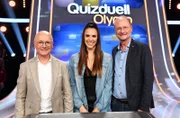 Moderatorin Esther Sedlaczek (M.) mit den Kandidaten des Teams "Wetter": Karsten Schwanke (l.) und Sven Plöger (r.).