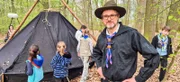 Im recht großzügigen Pfarrwald trifft sich die Christliche Pfadfindergemeinschaft. Die insgesamt 30 Kinder üben den Zeltaufbau, toben im Wald und singen am Lagerfeuer.