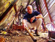 Major Mike Overbee sieht sich den Tatort an. War es ein Unfall oder Brandstiftung?