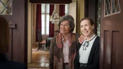 Auch auf dem Anwesen der Kleinadelsfamilie von Gravenitz hat Leonie für ihre Studienarbeit geforscht. Freundlich empfangen Familienoberhaupt Hermine von Gravenitz (Tina Engel, l.) und Haushälterin Irma (Eva-Maria Kurz, r.) die Ermittler. Doch was steckt hinter dieser freundlichen Fassade?