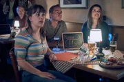 MORD MIT AUSSICHT (42), "Brenne Hengasch!", Kneipenquiz im Aubach: Marie Gabler (Katharina Wackernagel, r.), Jenny Dickel (Eva Bühnen, l. mit Komparse, h.) und Frauenarzt Dr. Bechermann (Patrick Heyn, M.) warten auf die nächste Frage. Zusammen sind sie die „Horror-Elsen“.