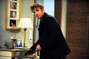 Bayerisches Fernsehen DAHOAM IS DAHOAM, FOLGE 868, "Verräterische Fotos", am Donnerstag um 19:45 Uhr. Lex (Sebastian Gerold) horcht angestrengt, ob wirklich niemand bei Preissingers zuhause ist.