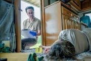 Auf einem Camper-Stellplatz wird Katharina Hofmeister (Valentina Inzko Fink, r.), die als Hauslehrerin in Linz gearbeitet hat, erstochen aufgefunden. Stößt Gerichtsmediziner Richie (Alexander Pschill, l.) bereits am Tatort auf konkrete Tathinweise?
