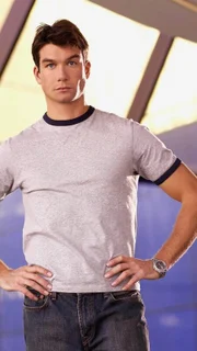 Kurz vor seiner Beförderung soll Woody (Jerry O'Connell) noch einen dreifachen Mord aufklären.