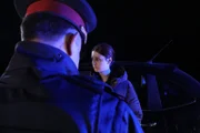 Schauspieler als Polizei trifft auf das Opfer des Tankstellenüberfalles