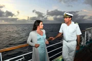 An Bord trifft Victor (Sascha Hehn) überraschenderweise seine alte Jugendliebe Caroline (Christine Neubauer) wieder.