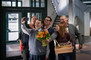 Ernst geht in den Ruhestand - die Kollegen verabschieden ihn. V.l.n.r. Finn (Sven Martinek), Ernst (Jürgen Uter), Lars (Ingo Naujoks), Schroeter (Veit Stübner), Nina (Julia Schäfle)