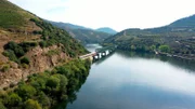 Unterwegs mit dem Zug auf der Linha do Douro.