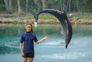 Cleo (Phoebe Tonkin) steckt in der Klemme, denn Ronnie, der Delfin, gehorcht ihr nicht so gut wie es scheint.