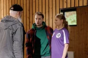 Reinhard Bielefelder (Bill Mockridge, l.) befragt Kiano Klein (Leo Kramer, M.) und dessenFreundin Anni Fellner (Nele Braun, r.) zu Annis totem Trainer. Kiano äußert einen Verdacht.
