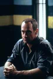 Offenbar treibt ein Serien-Vergewaltiger sein Unwesen. Bereits drei Frauen wurden von ihm brutal überfallen. Detective Elliot Stabler (Christopher Meloni) findet heraus, dass alle Opfer Mitglieder im selben Fitness-Studio sind.