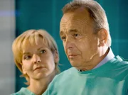 Dr. Kathrin Globisch (Andrea Kathrin Loewig) und Prof. Simoni (Dieter Bellmann) lassen Rolf und Paula Hinrich in dem Glauben, "Vater und Tochter" zu sein.