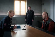 Franzi (Rhea Harder, l.) und Hans (Bruno F. Apitz, M.) nehmen den Vater von Leander, Joachim Matuzek (Simon Licht, r.), ins Kreuzverhör. Hat er mit dem Einbruch auf dem Werkhof zu tun?