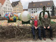 Dieter Hoffmann (links) und Anton Grotz (rechts) vor dem größten Osternest der Welt.