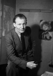Peter von Zahn wird als Soldat einer NS-Propagandakompanie Zeuge grausamster Kriegsereignisse. Im Juli 1945 beginnt er seine Laufbahn als Journalist bei Radio Hamburg.
