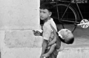 Nachdem Xia einen japanischen Angriff nur mit Glück überlebt hat, findet sie ihre tote Mutter zusammen mit ihrem kleinen Bruder, den sie auf den Rücken nimmt.