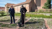 Noch am Vorabend hat Bruder Thomas (Tony De Maeyer, r.) gemeinsam mit Jonas Vogt gebetet und gegessen. Anneke van der Meer (Isabel Berghout, l.) fragt ihn, ob ihm etwas Verdächtiges aufgefallen ist.
