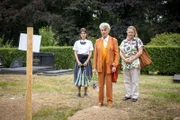 Caro (Maike Johanna Reuter, l.) will ihrer Großmutter (Nicole Heesters, M.) etwas ganz besonderes schenken: das Wiedersehen mit ihrer jüdischen Sandkastenfreundin, die sie seit dem Krieg nicht mehr gesehen hat. Leider kommen sie zwei Wochen zu spät. Ihre Tochter Hanna (Vera van Dooren, r.) zeigt den beiden das Grab.