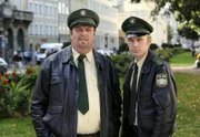 Xaver (Andreas Giebel, links) und Felix (Florian Karlheim) beobachten.