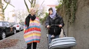 Anne (rechts) und Reporterin Lea sind lange befreundet. Doch erst jetzt - anlässlich der Reportage - gesteht Anne ihrer langjährigen Freundin ihre Einsamkeit.