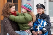 Claudia (Janette Rauch, r.) und die Mutter, Katja Schöning (Claudia Hübschmann, l.) sind froh, als die entführte Lotte (Zoe Kosinar, m.) wieder auftaucht. Aber wer hat das Mädchen entführt?