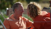 Dan (Peter Mygind) erzählt Josefine (Maibritt Saerens) von den Plänen, die er mit seinem Boot hat.