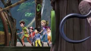 Peter Pan und seine Freunde schleichen sich den Piraten an.