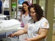 Katja (r.) sucht zusammen mit Shoppingbegleitung Tina das perfekte Outfit.