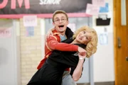 Adam Goldberg (Sean Giambrone, l.); Beverly Goldberg (Wendi McLendon-Covey, r.)
