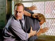 Det. Stabler (Christopher Meloni, l.) ist wütend, weil er glaubt, Tony Damon (Will Arnett) hätte Kinder an Pädophile verkauft.