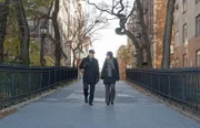 Die gottesfürchtige Sandy hat einen berechtigten Verdacht geäußert. Danny (Donnie Wahlberg, l.) und Jackie (Jennifer Esposito, r.) sind sich nicht sicher, wie sie ihrer Vermutung Halt verleihen sollen ...