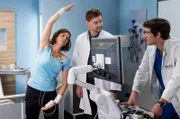 Katja Becker (Dominique Chiout), die Besitzerin eines Fitnessstudios, befürchtet bereits schwindende Muskeln und trainiert, kurz nach ihrer Herz-OP. Dr. Marc Lindner (Christian Beermann, M.) und Ben Ahlbeck (Philipp Danne, r.) sind irritiert.