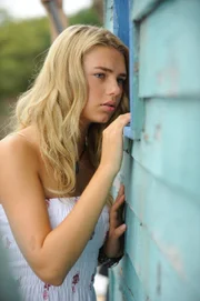 Bella (Indiana Evans) kann ihre Eifersucht nicht zügeln. Sie spioniert Will hinterher.