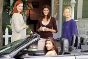 Ihrer verstorbenen Freundin Mary Alice zu Ehren, organisieren Lynette (Felicity Huffman, r.), Gabrielle (Eva Longoria, vorne.), Susan (Teri Hatcher, M.) und Bree (Marcia Cross, l.) eine Party ...