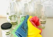 Das Reinigungsunternehmen „Klara Grün“ stellt ihre Putzmittel alle aus wenigen, umweltverträglichen Stoffen selbst her.