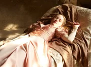 Hundert Jahre muss Prinzessin Myrose (Lotte Flack) jetzt schlafen - erst dann kann sie von einem Prinzen erlöst werden.