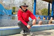 Dr. János Szanyi vor einem Becken im Bad von Mórahalom, im Süden Ungarns: Der Hydrogeologe hat aktiv dabei geholfen, das Thermalbad der Kleinstadt kontinuierlich weiterzuentwickeln.