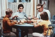 (v.li.): Pär Sundberg (Tommy), Öllegård Wellton (Frau Settergren), Maria Persson (Annika), Fredrik Ohlsson (Herr Settergren).